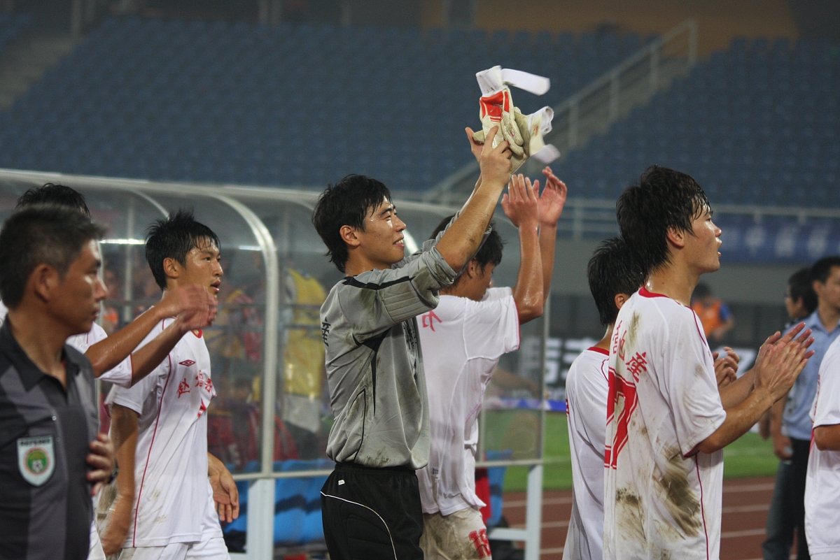 观众们在比赛中情绪高涨,全情投入 观众们在比赛中情绪高涨,全情投入