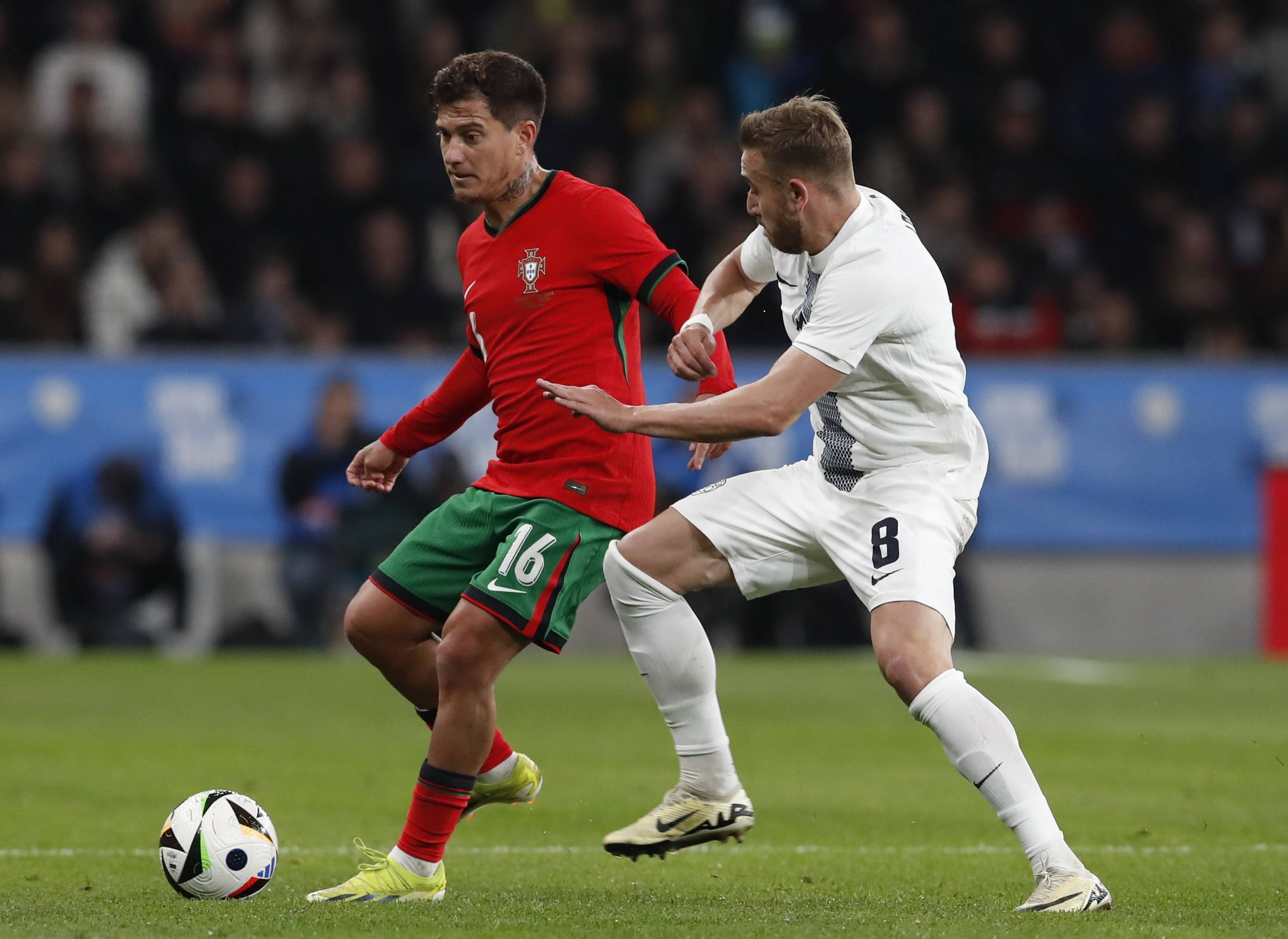 开云体育在线-葡萄牙战绩不佳，未能取得胜利连续两场失利