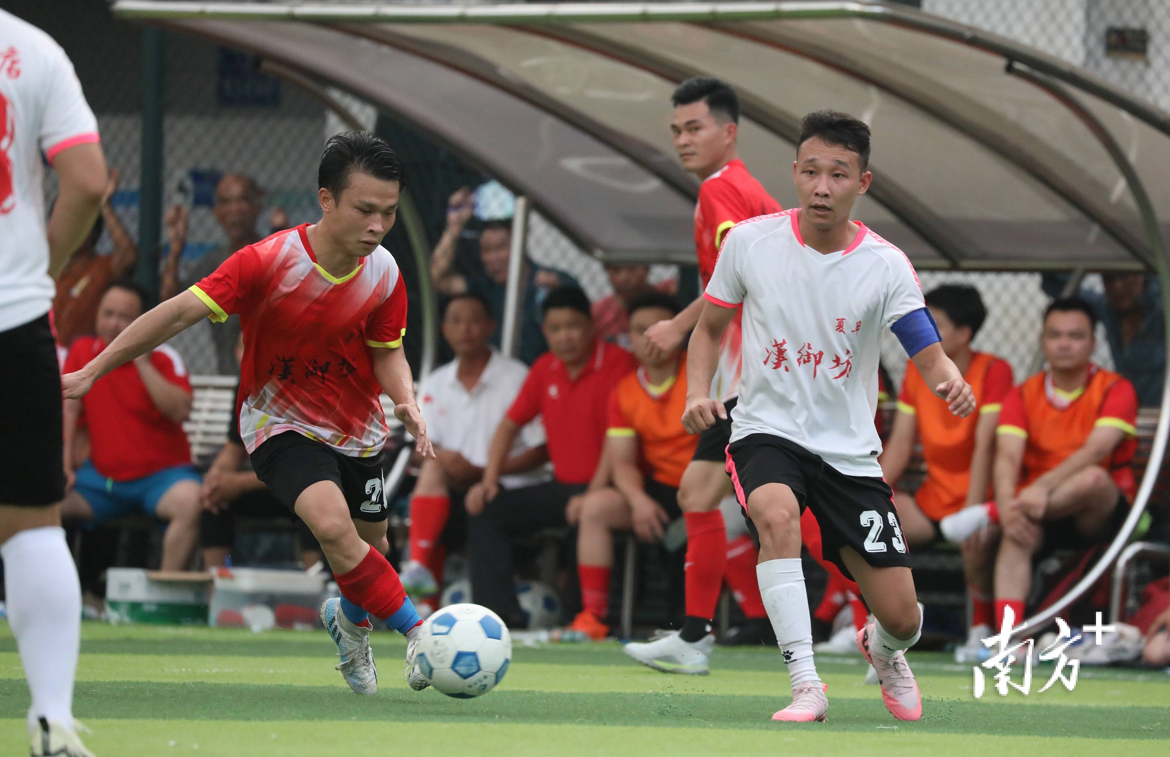 开云体育官网-足球比赛现场气氛火爆，观众热情高涨的简单介绍