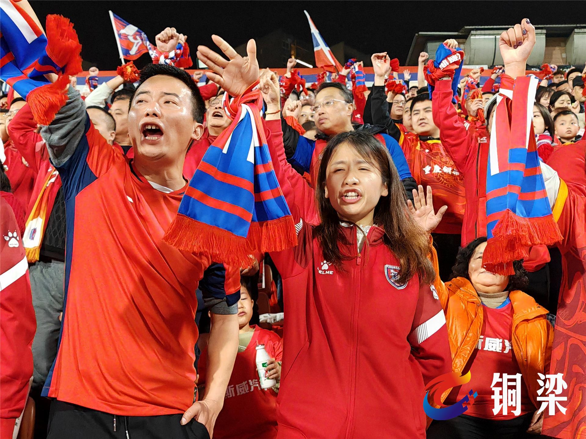 足球比赛现场气氛火爆,观众热情高涨的简单介绍 足球比赛现场气氛火爆,观众热情高涨的简单介绍