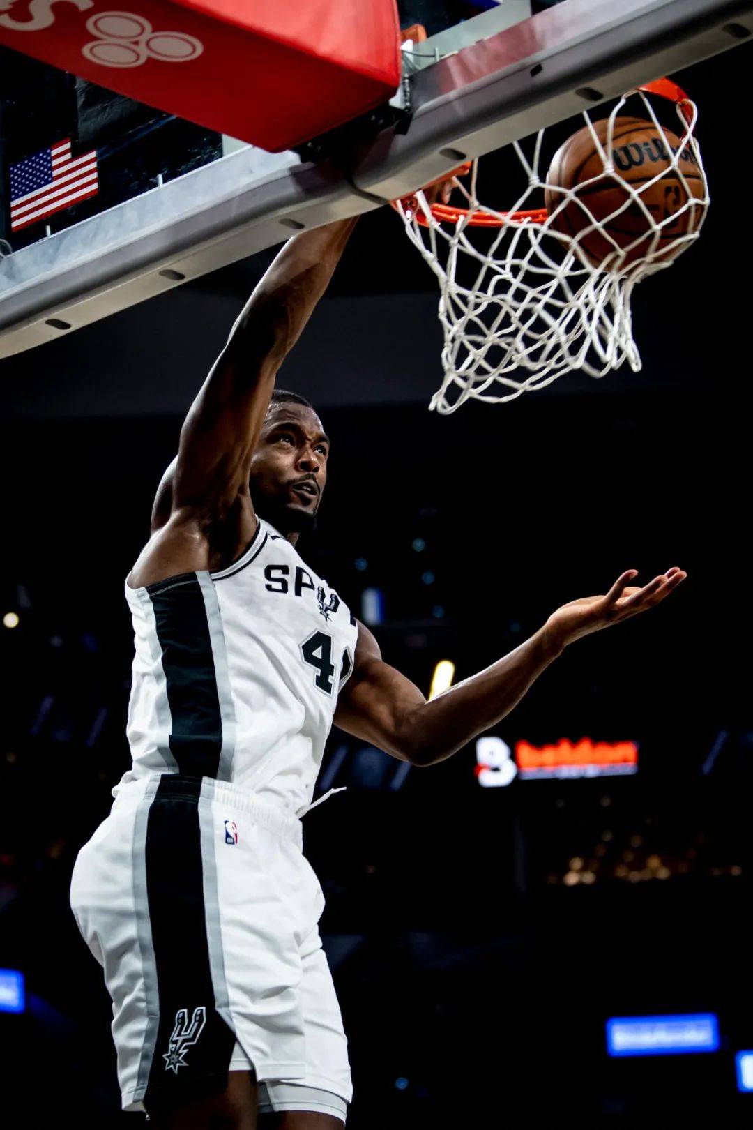 开云体育-马刺逆转魔术，德罗赞砍下全队最高分的简单介绍