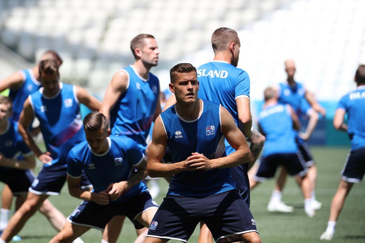 开云体育在线-冰岛国家队展现出色实力，轻松闯入欧洲杯预选赛的简单介绍