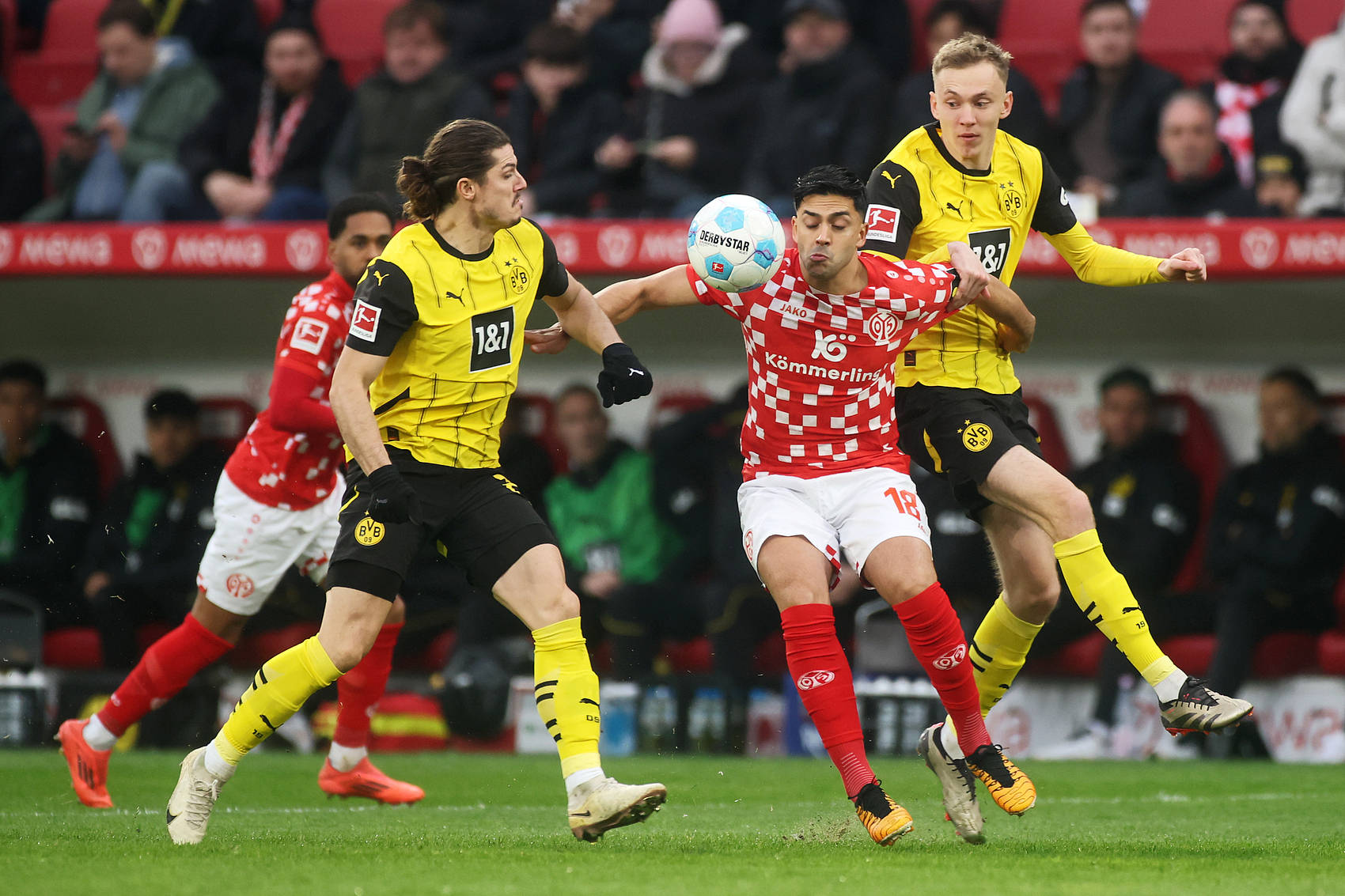 开云下载-包含美因茨遭逢尴尬失利,降级区重围的词条