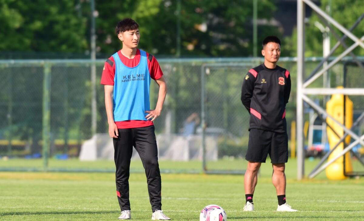 关于球队总经理在采访中透露了未来引援计划的大致方向的信息