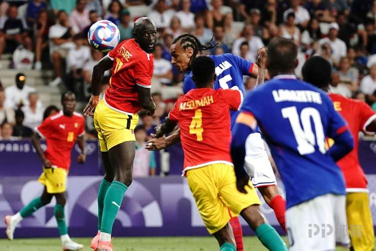 开云体育平台APP-赛场上一名球员头球攻门得手，实力惊人