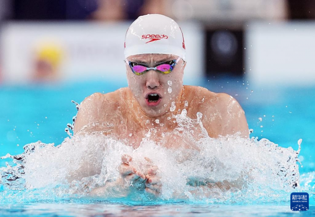 开云下载-南非选手冲刺成功，夺得男子游泳接力比赛金牌