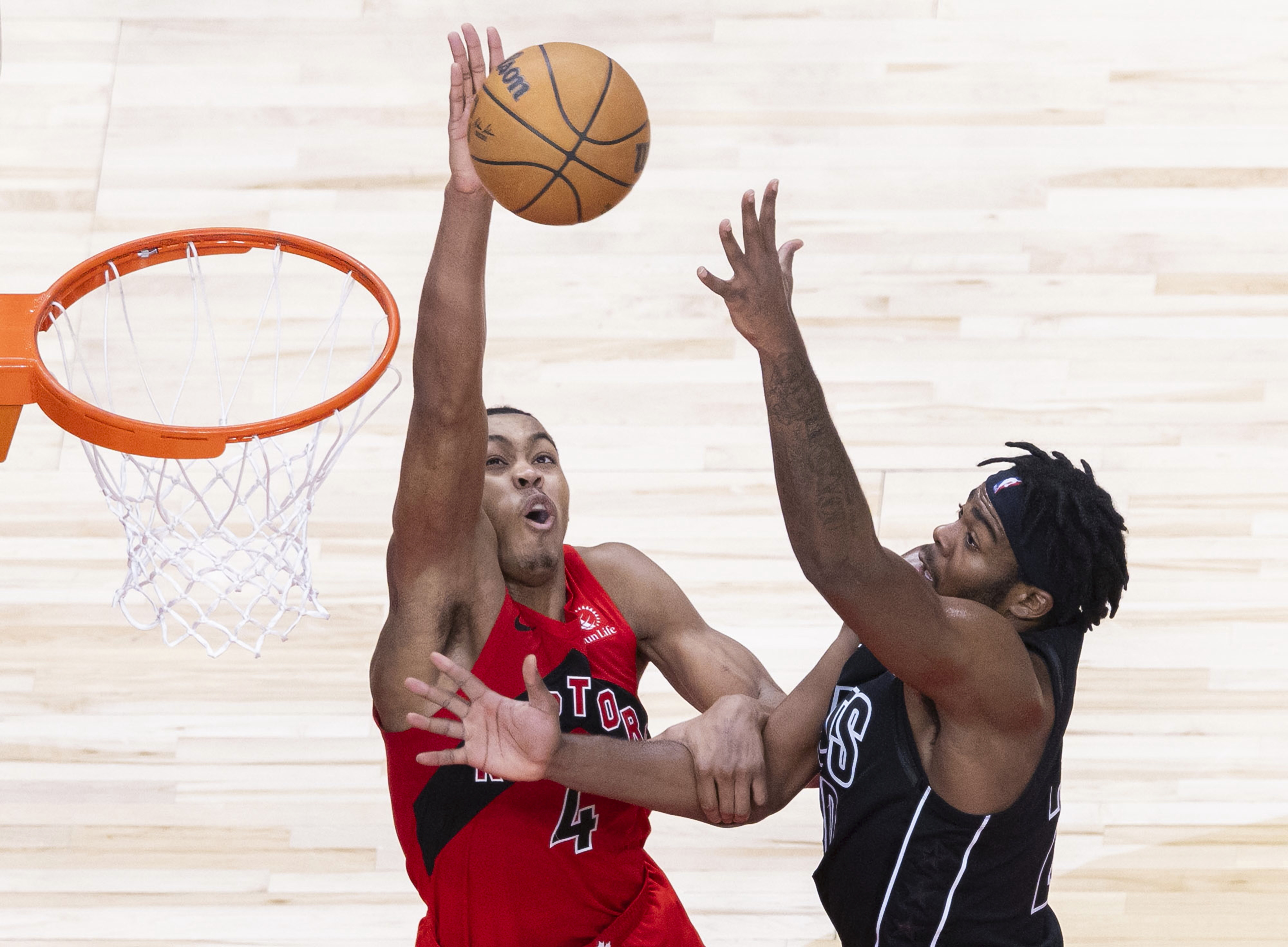 猛龙队力克人，全队表现出色