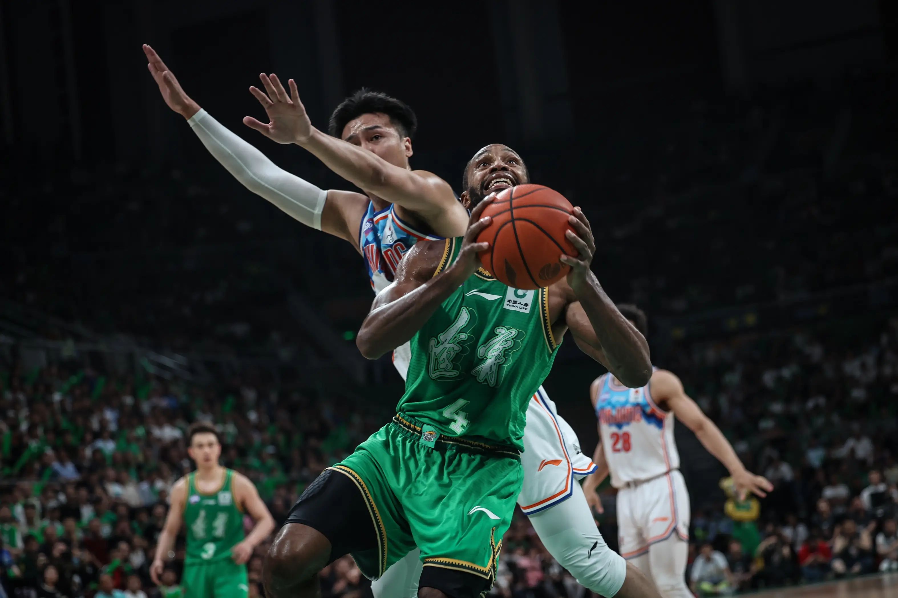 爆发狂潮!运动员们在场上展现出色表现 爆发狂潮!运动员们在场上展现出色表现