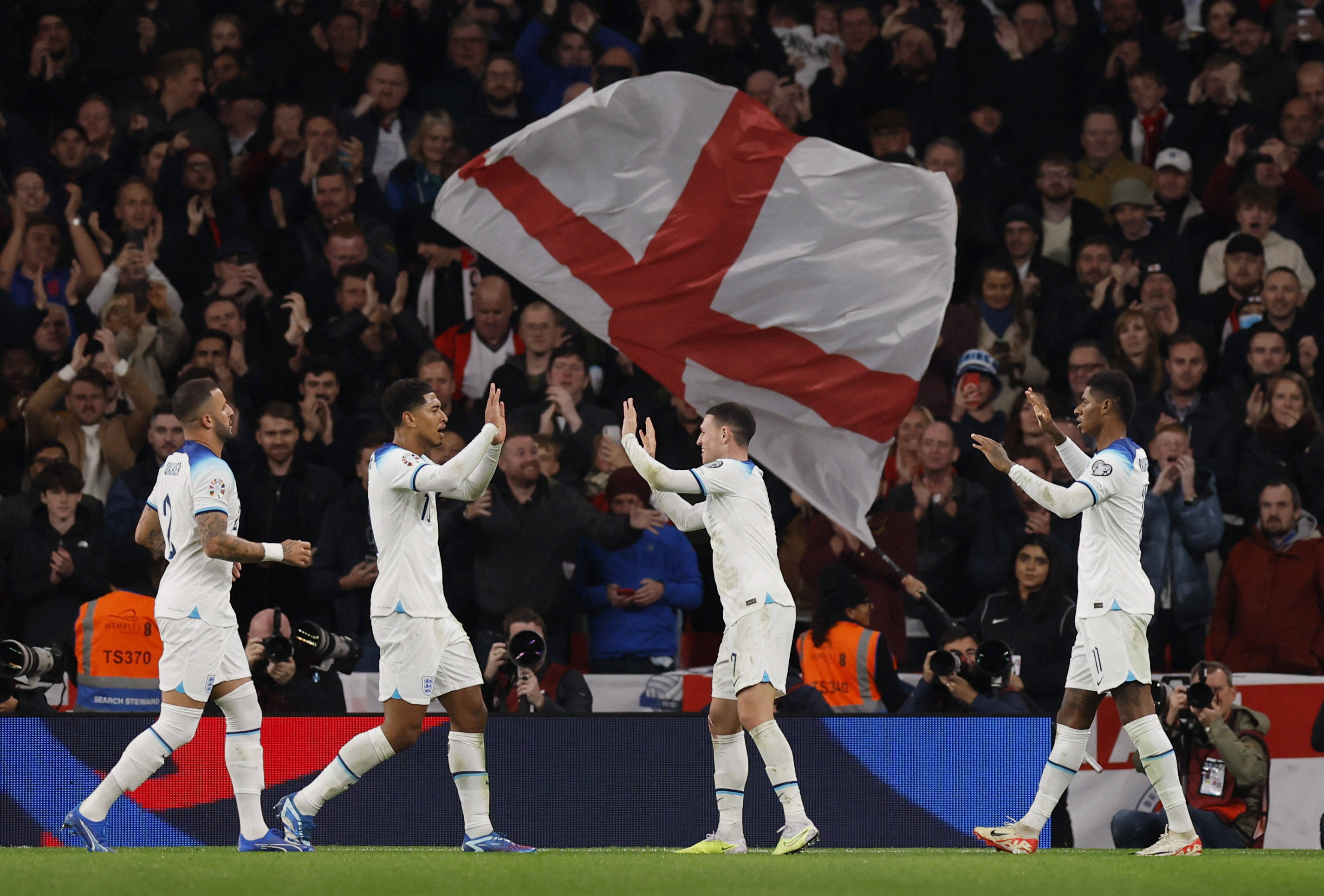 开云下载-英格兰队在欧洲国家杯上实力抢眼，晋级半决