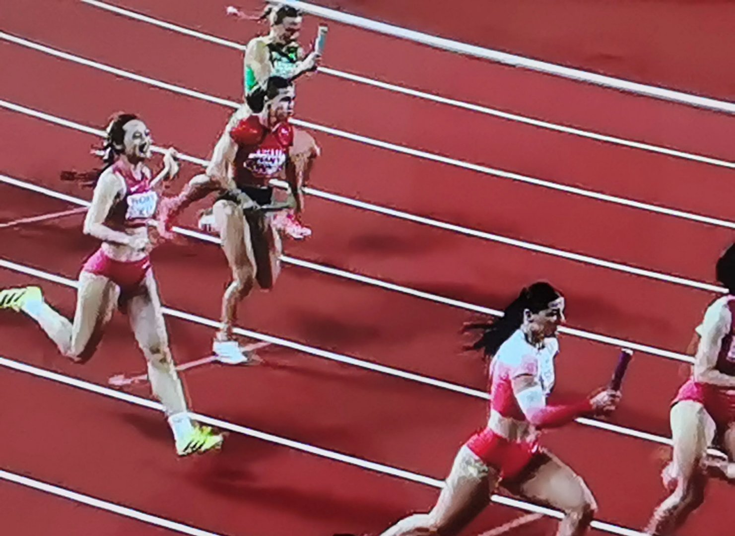 开云APP-艰难拼搏，女队员在比赛中不怕困难