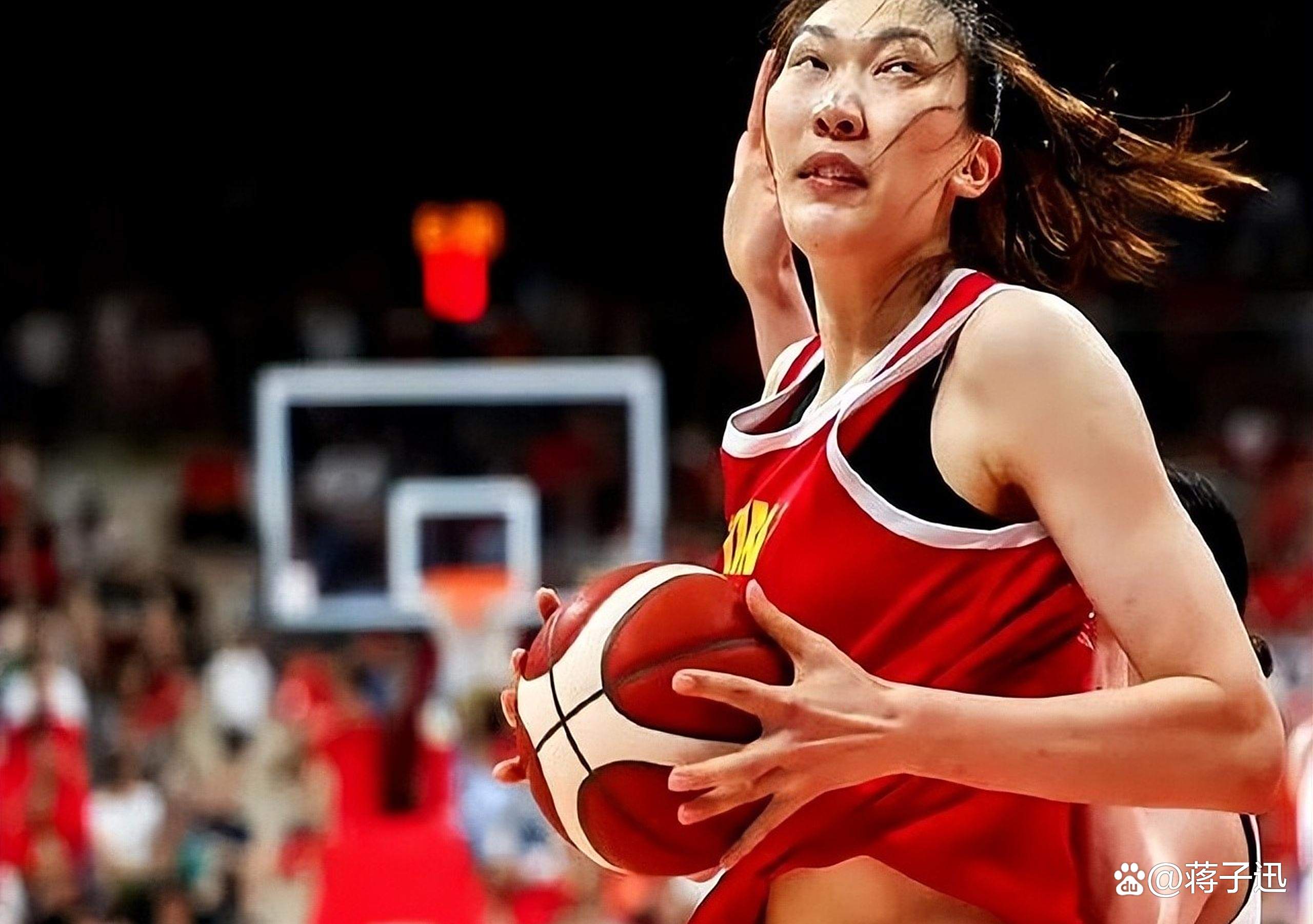 场上竞技,女队员力争进球胜利 场上竞技,女队员力争进球胜利