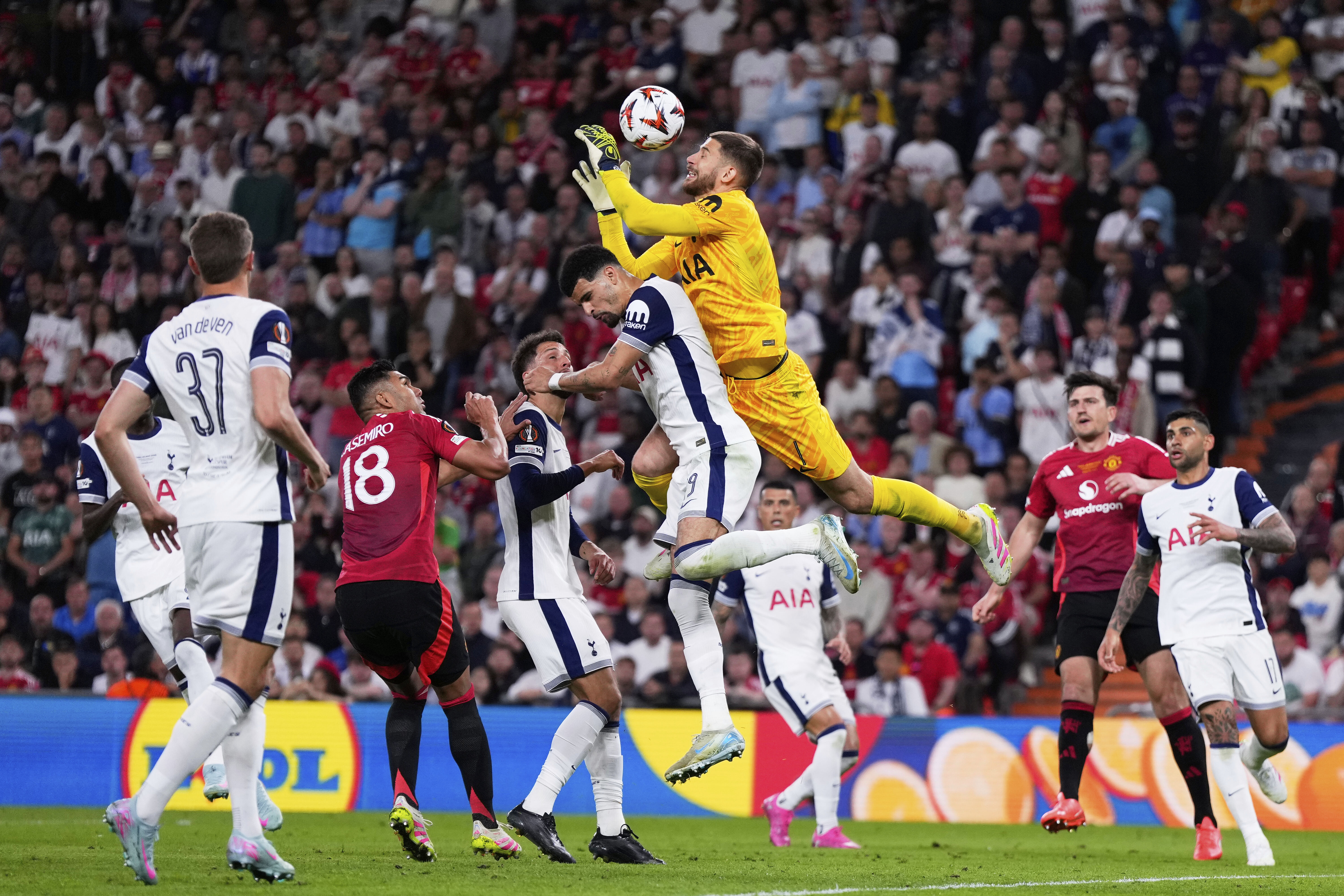 开云体育下载-欧洲足球热潮席卷：球员海外角逐