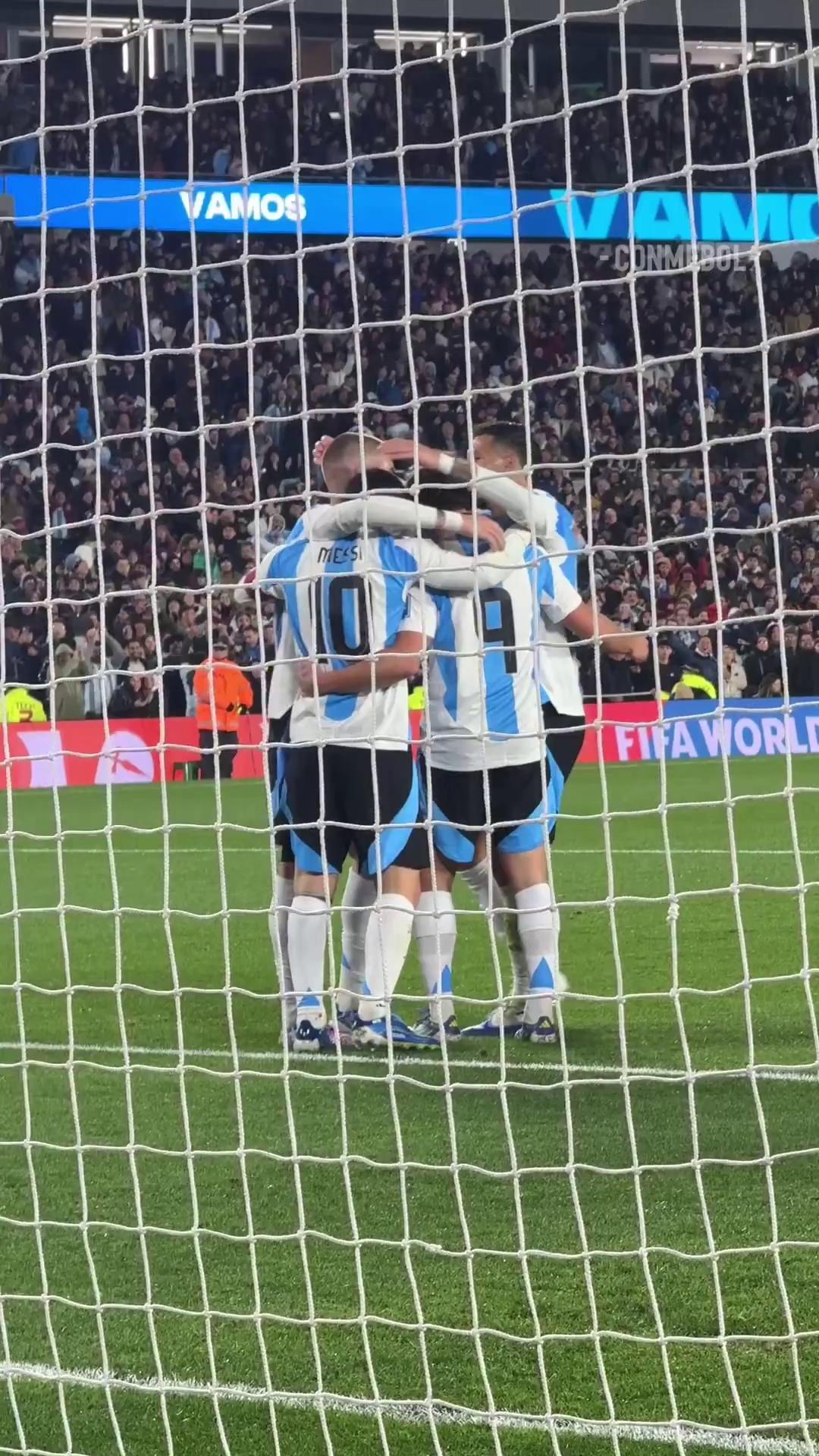 足球明星集结:比赛现场欢呼声连连 足球明星集结:比赛现场欢呼声连连