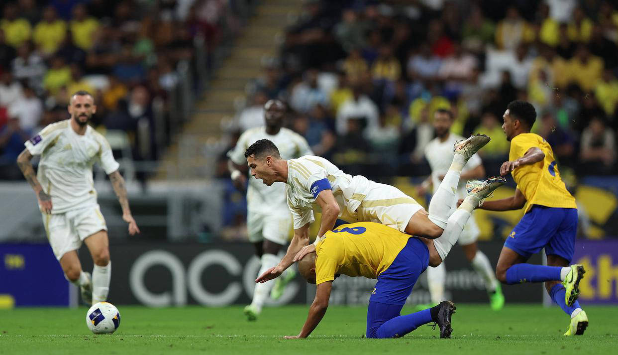 顶级球队在海外联赛中遭遇挑战 顶级球队在海外联赛中遭遇挑战