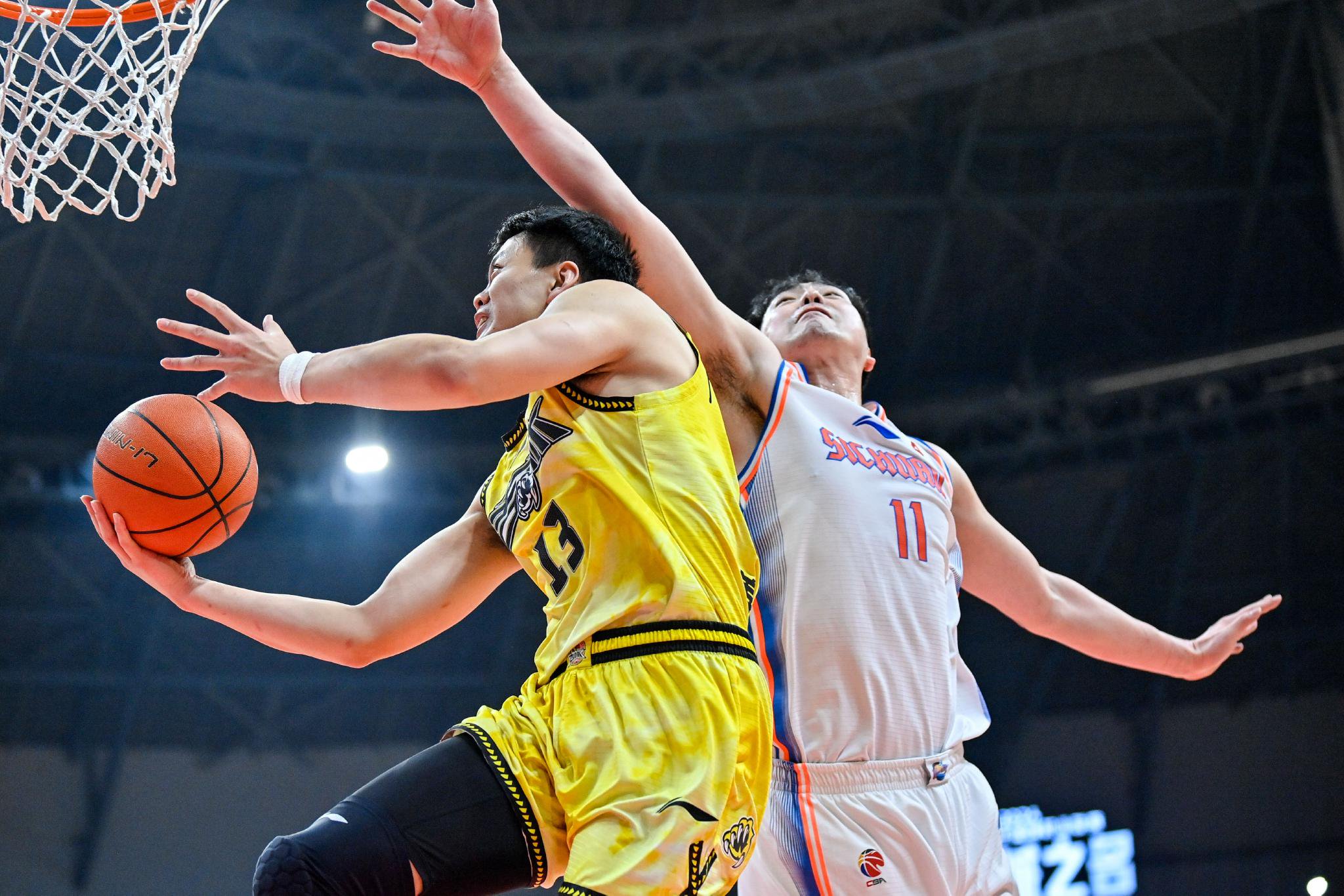 篮球比赛中球员防守技巧获好评 篮球比赛中球员防守技巧获好评