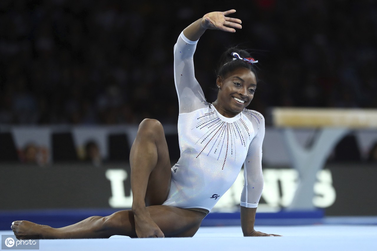 德国体操选手优雅表现，赢得亚军